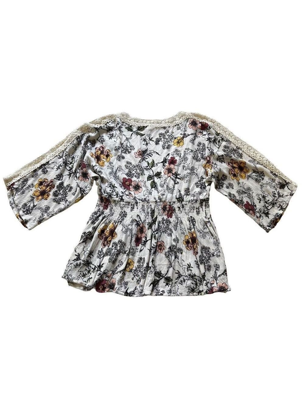 Coco & Jamieson crinkle rayon floral with Lace trim BOHO size M